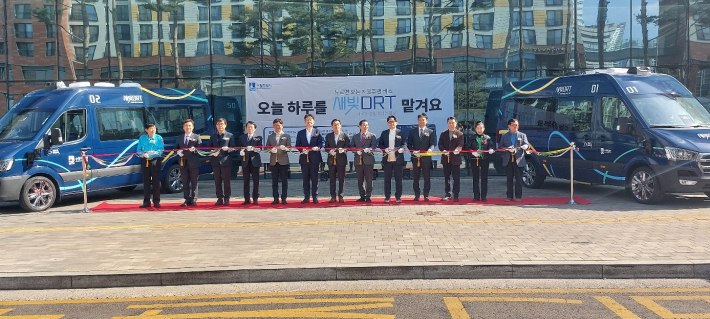 참석 내빈들의 테이프 커팅 