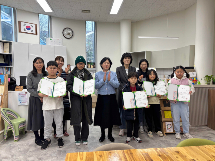 지난 26일, 호매실동 새마을문고에서 '겨울방학 독서왕' 시상식을 개최했다.