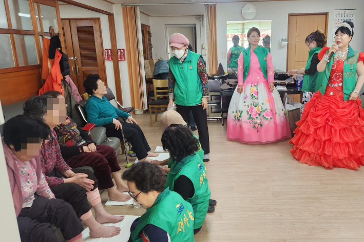수원시 장안구 송죽동 새마을부녀회원들과 장안구 1365봉사단들이 어르신들께 발마사지를 해드리고 있다