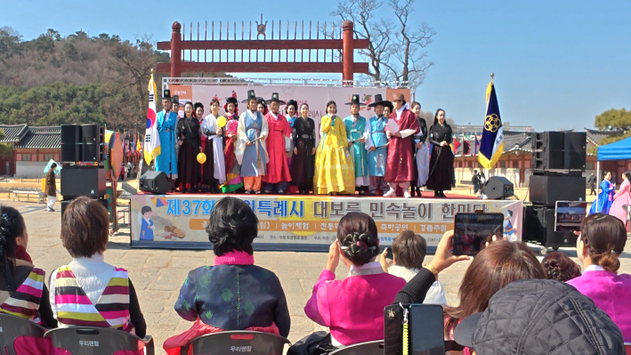 식전공연을 마친 경기시니어모델협회(회장 심미경)이 대표로 인사를 하고 있다.