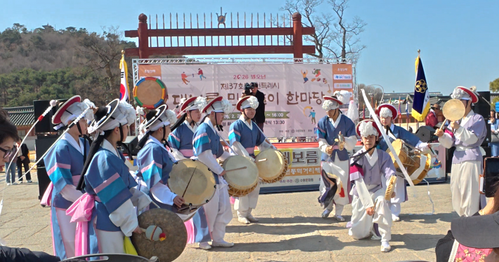 식전공연에서 수원누리보존회 풍물단이 홍살문을 배경으로 신명난 공연을 펼치고 있다.