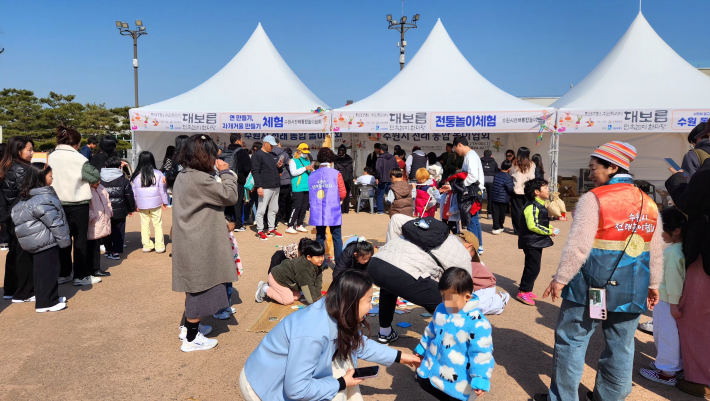 체험 부스에는 아이들과 부모, 조부모가 함께 어우러져 즐기고 있다. 