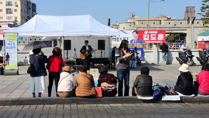 남수문 위 버스킹 공연 현장