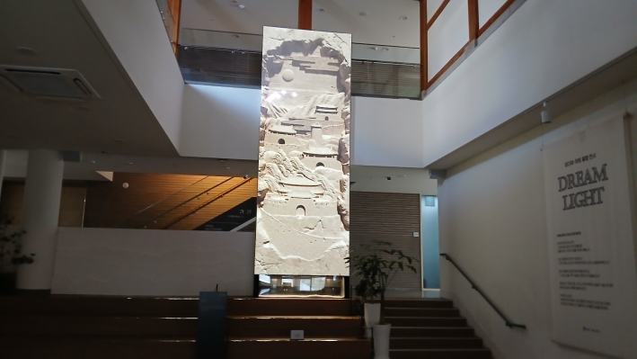 1층 로비에 있는 '빛의 시작' 장면