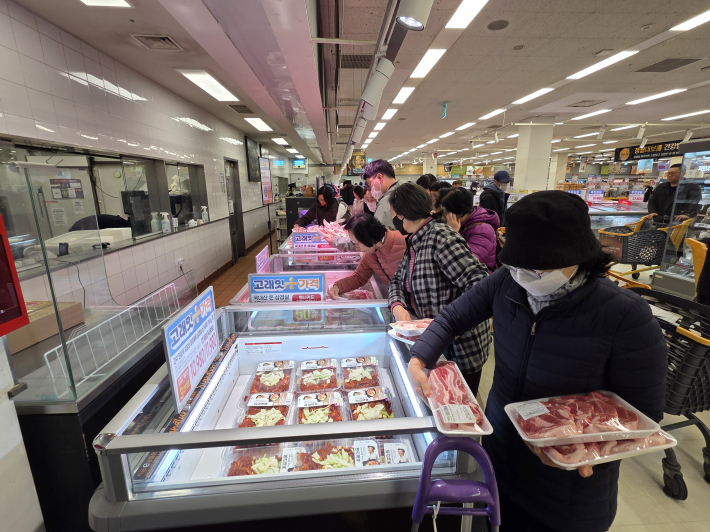저렴하게 삼겹살을 구매하고 있는 시민들