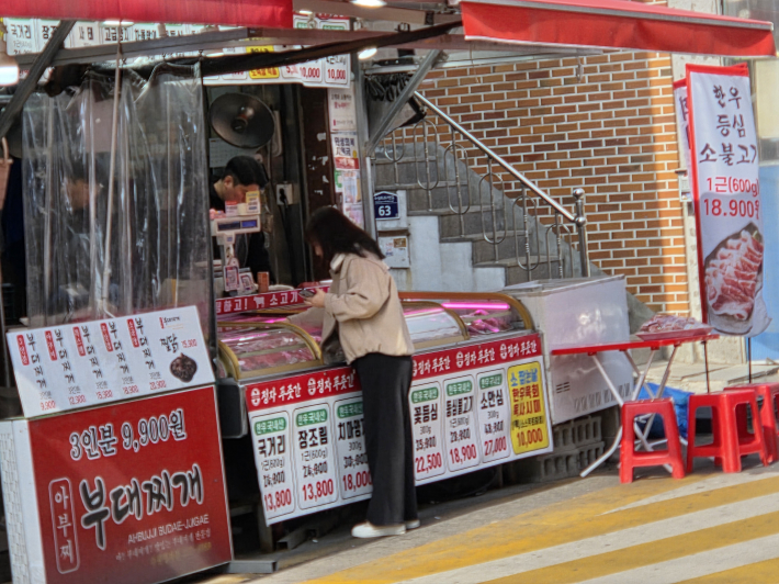 정자시장, 삼겹살을 구매하고 있는 시민  