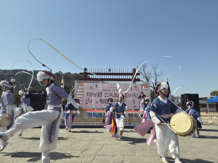 수원두레농악보존회의 흥겨운 길놀이 공연