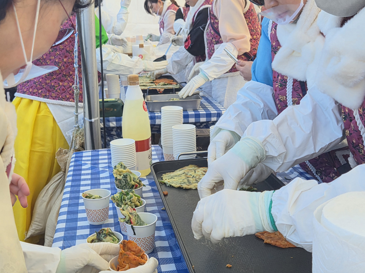 부럼, 주먹밥, 전통차,전등 전통을 살린 다양한 먹거리가  시민들의 입맛을 사로잡았다