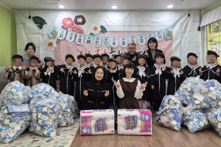 공순정 연무동장이 어린이집 관계자 및 원아와 기념사진을 촬영하고 있다.