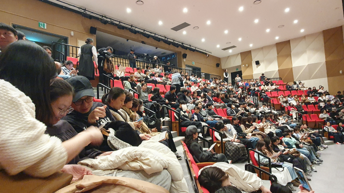 공연 시작을 기다리며 정조테마공연장 객석에 자리한 관람객들 모습