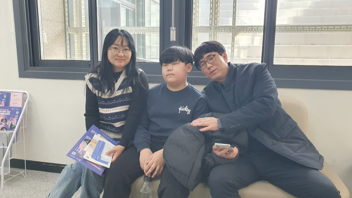 공연 시작 전 대기실에서 밝은 표정으로 기념 사진을 남기는 정해용 관람객 가족