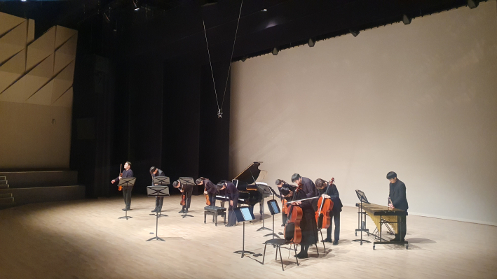 훌륭한 연주를 마치고 관객들에게 인사하는 연주자들