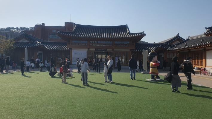 정조테마공연장 앞 잔디 광장에서 공연 전 여유로운 시간을 보내는 시민들