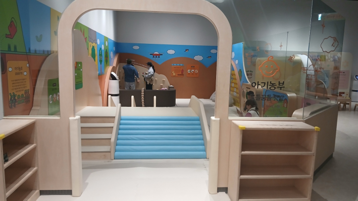 마치 키즈카페와 같은 '아기농부' 전시공간