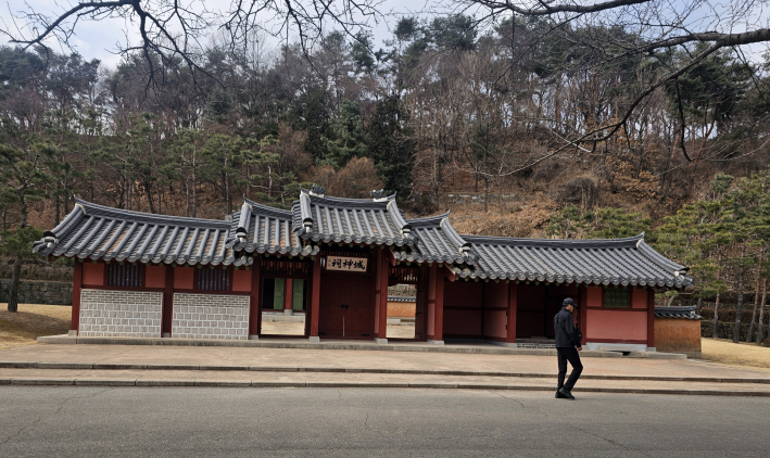 성신사앞을 한 시민이 지난다