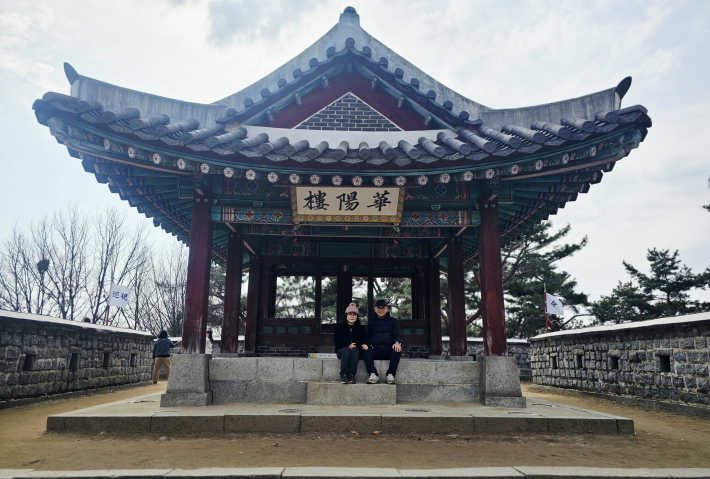 팔작지붕이 멋스러운 화양루에서 필자와 배우자