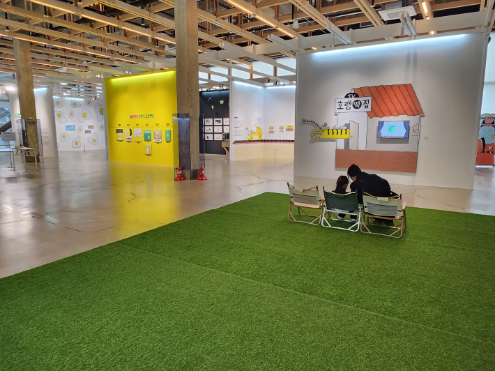 그림책 소개 영상 앞에서 이야기 나누는 모녀