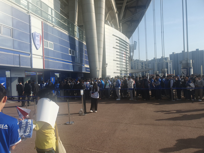 팬스토어 앞, 유니폼과 MD를 구매하려는 팬들의 줄이 길게 이어졌다.