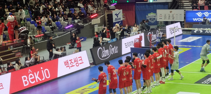 경기가 끝난 후 홈 팬들에게 인사하는 한국 전력 선수단