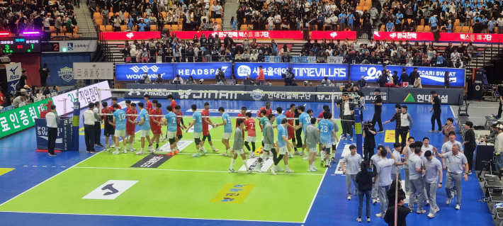 경기가 끝난 후 서로 인사하는 양 팀 선수들