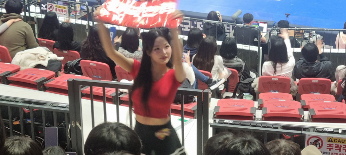경기장엔 치어리더의 응원이 특히 돋보인다. 