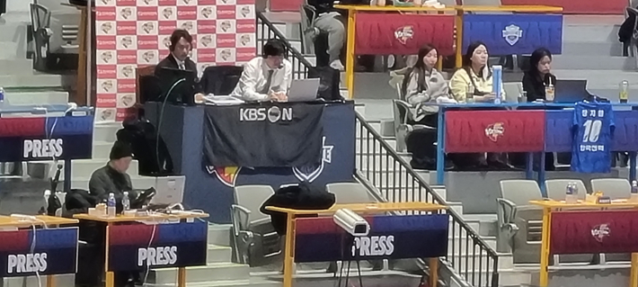 열띤 중계가 이루어진 프레스 센터의 모습