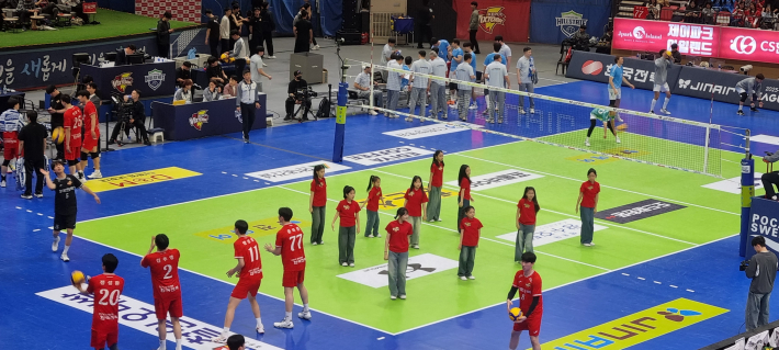 세트가 끝난 후 어린이 치어리더의 율동미가 넘친다.