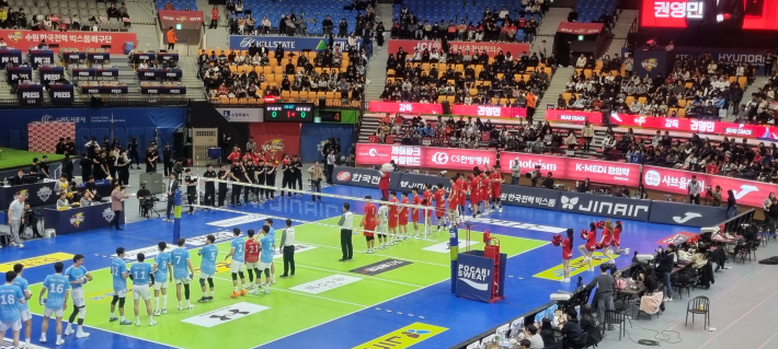 경기 시작 전 양 팀 선수 소개 후 관중을 향해 인사하고 있다. 