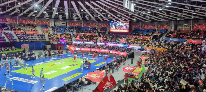 3층까지의 체육관을 채운 수많은 배구 팬들