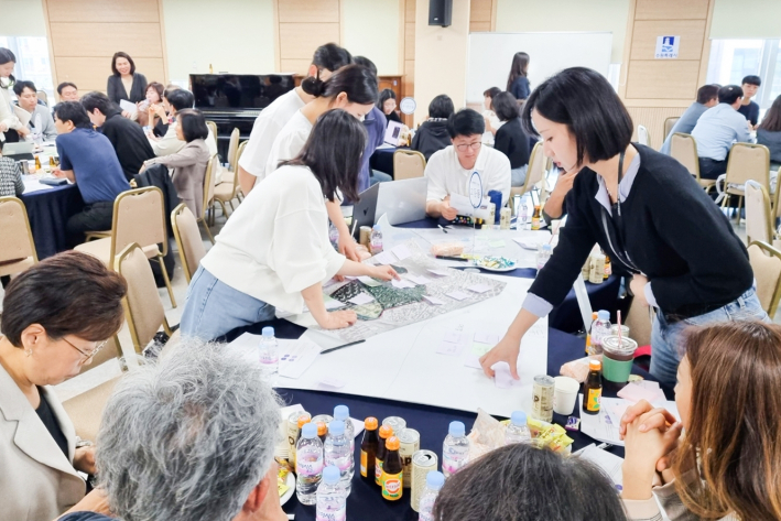 수원시 팔달구 고등동 주민들이 우리동네 자치계획 수립을 위한 워크숍에 참여하고 있다.