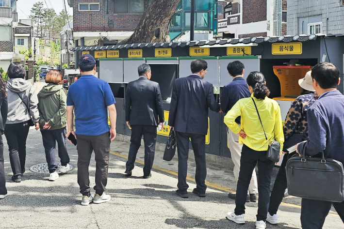 수원시 팔달구 지동 주민과 전문가 멘토들이 마을 발전 계획을 수립하기 위해 함께 현장을 둘러보고 있다.