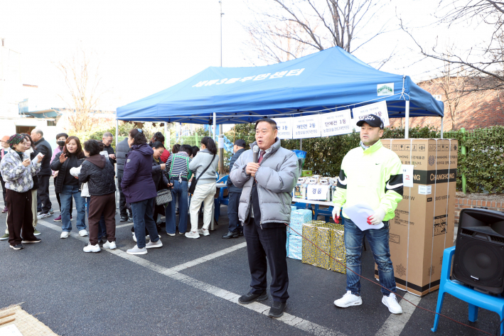 이재식 수원특례시의회 의장이 세류3동 정월대보름 척사대회에서 주민들에게 인사말을 하고 있다.