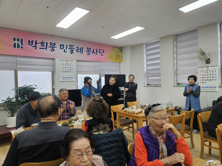 박희붕외과 봉사단이 매탄4동 매탄공원경로당에서 사랑의 찰밥 나눔 봉사활동을 하고있다.