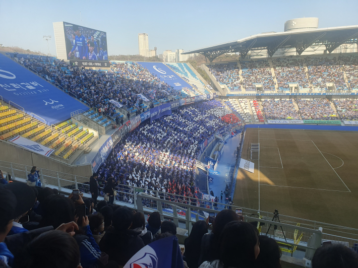 N석을 가득매운 프렌테 트리콜로의 '수원의 꽃'카드섹션 퍼포먼스