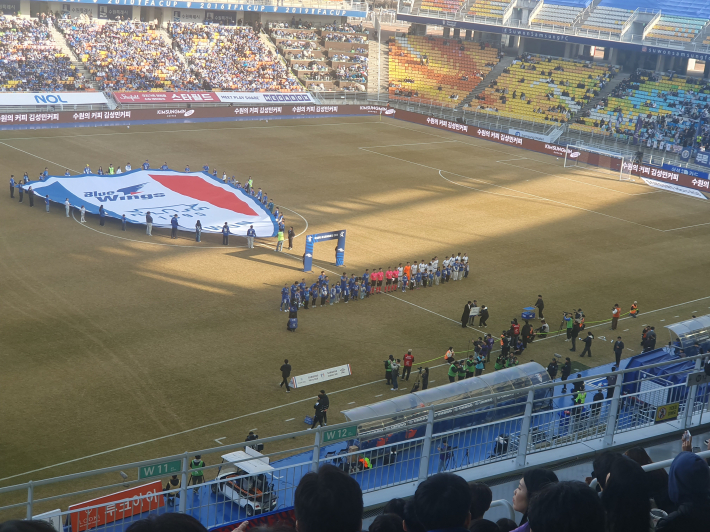 양 팀 선수단 도열과 함께 수원 삼성 블루윙즈 대형 엠블럼 퍼포먼스가 펼쳐졌다.