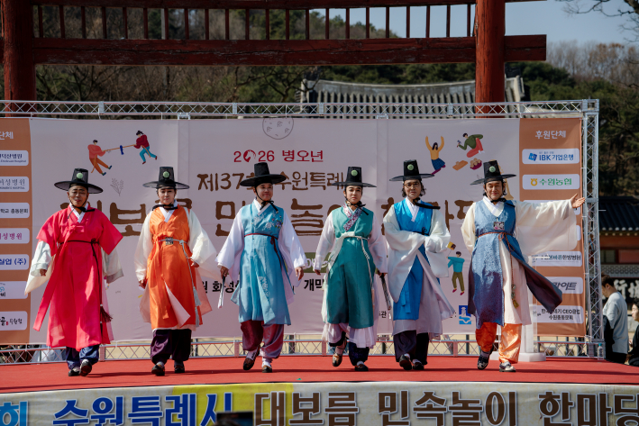 한량 콘셉트로 워킹을 선보이는 모델