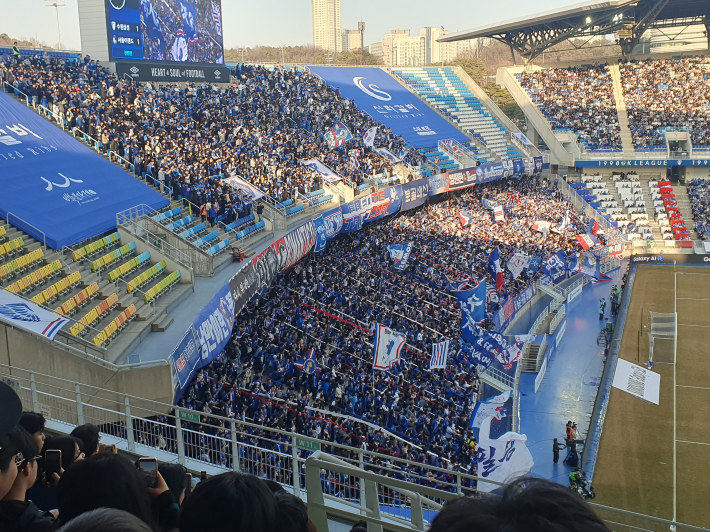 프렌테 트리콜로가 열광적인 환호를 보내고있다.
