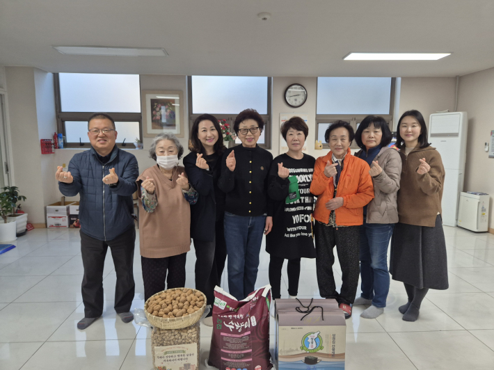 광교산임광그대가(아)경로당에서 간식을 전달하고 있다.