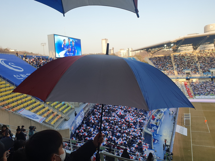 후반전 시작과함께 펼처진 '트리콜로르 우산 응원'