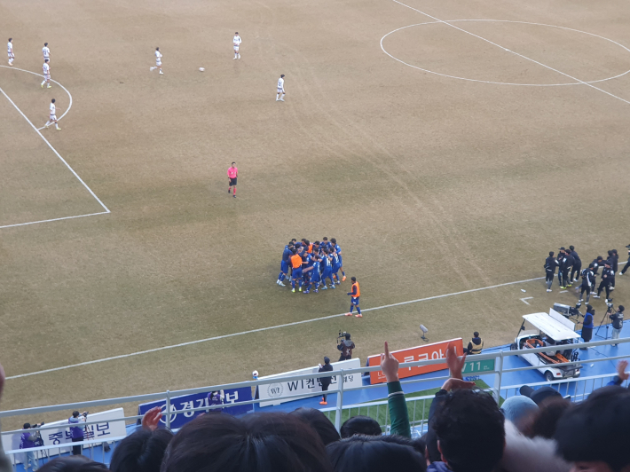 후반 72분, 강현묵의 역전골이 터지자 기뻐하는 수원삼성 선수단