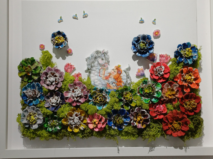 김미현 작가의 <다시 만난 멋진 날>, 40.0✕60.0cm, 솔방울, 냅킨, 폴클레이, 스칸디아모스,2026