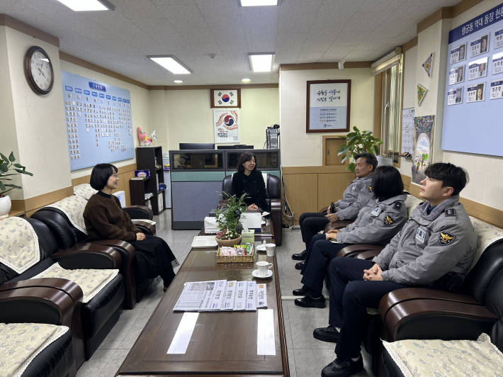 간단회를 진행하고 있다.