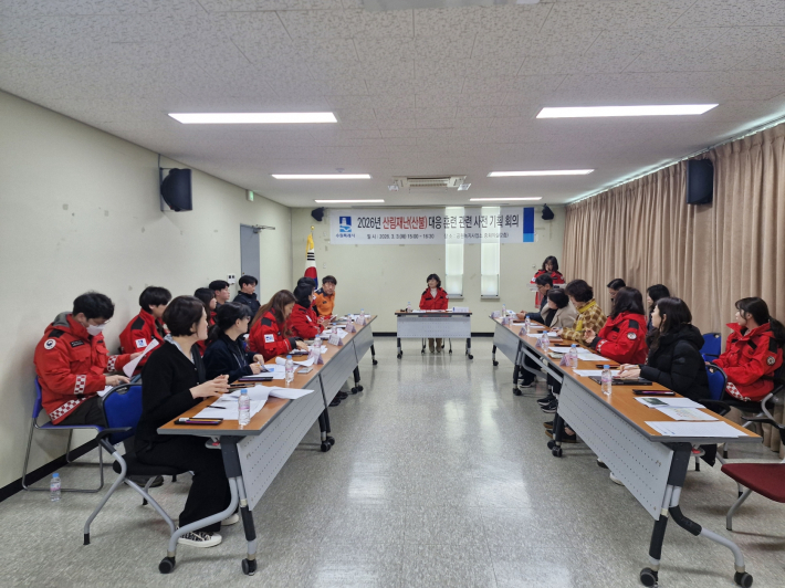 수원시가 2026년 산림재난(산불) 대응 훈련 사전 기획회의를 열고 있다.     