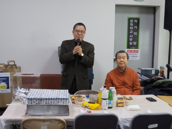 김운기 회장이 참석자들에게 인사말을 하고 있다.