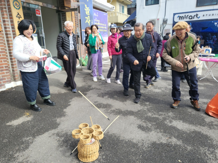 회원들이 투호놀이를 즐기며 전통 세시풍습의 흥을 나누고 있다.    
