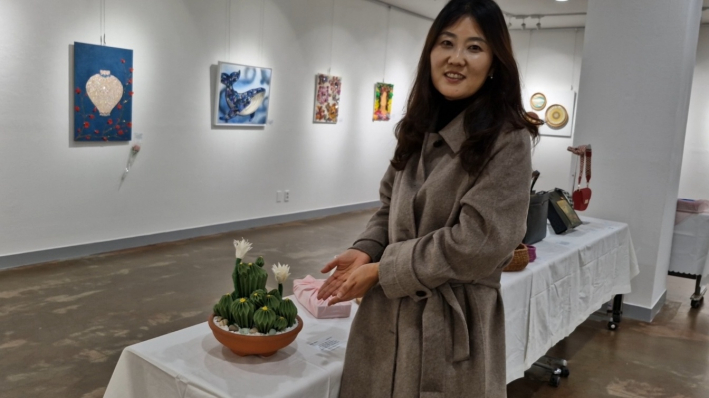 휴식의 메세지와, 다시 만난 멋진 날을 솔방울로 표현한 김미현 작가.