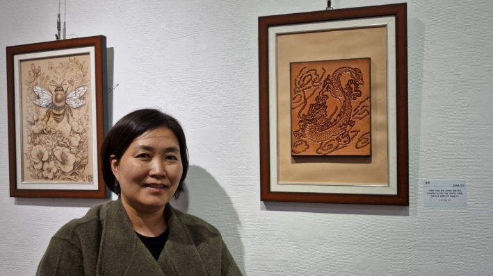 가죽에 카빙을 통해 승천하는 용을 표현한 김정현 작가