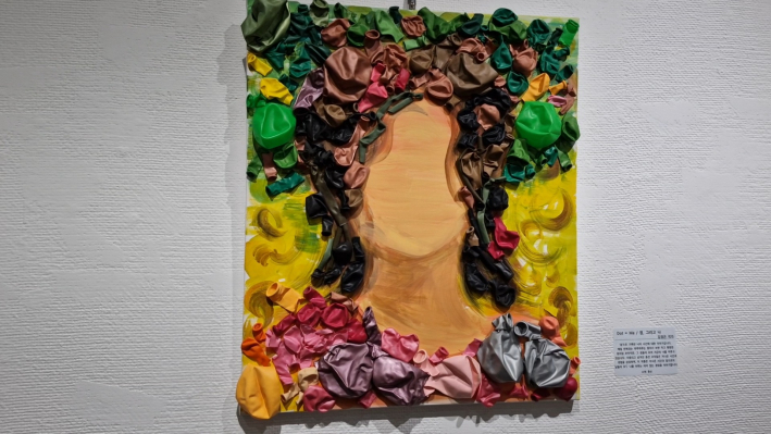 김정은 작가는 '점, 그리고 나'라는 재목의 작품을 펼쳤다