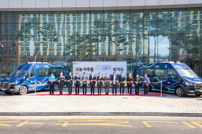 이재준 수원시장(오른쪽 2번째)을 비롯한 개통식 참석자들이 새빛 디알티(DRT)에 시승하고 있다.