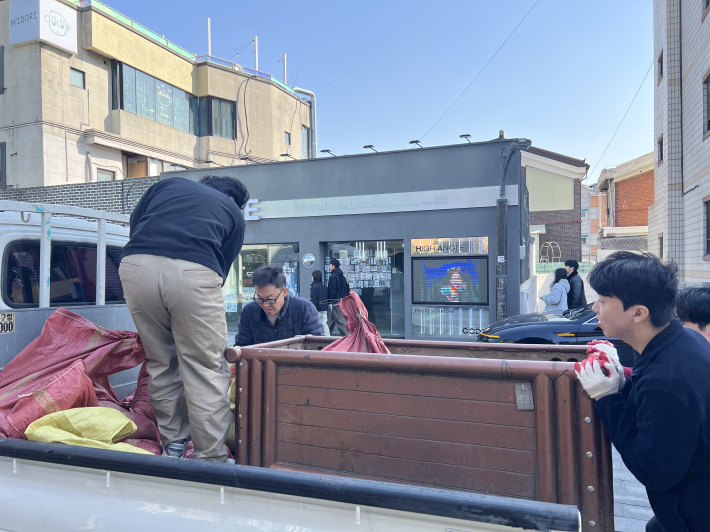 직원들이 화분을 옮기고 있다.